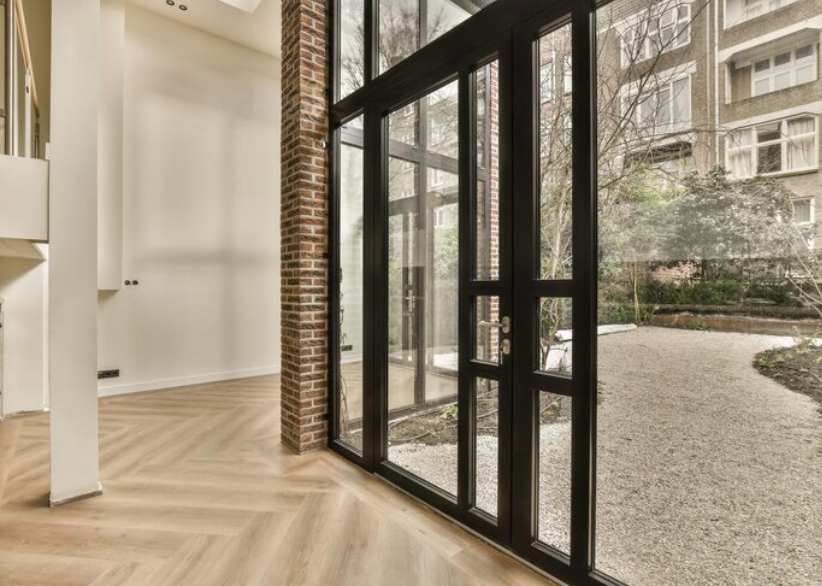 Why Are Aluminum Doors the Smart Choice for Bathrooms